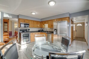 Fridge, microwave, stovetop, dishwasher - 1 Block to Red Line Station: Walkable Chicago Home (Chicago)