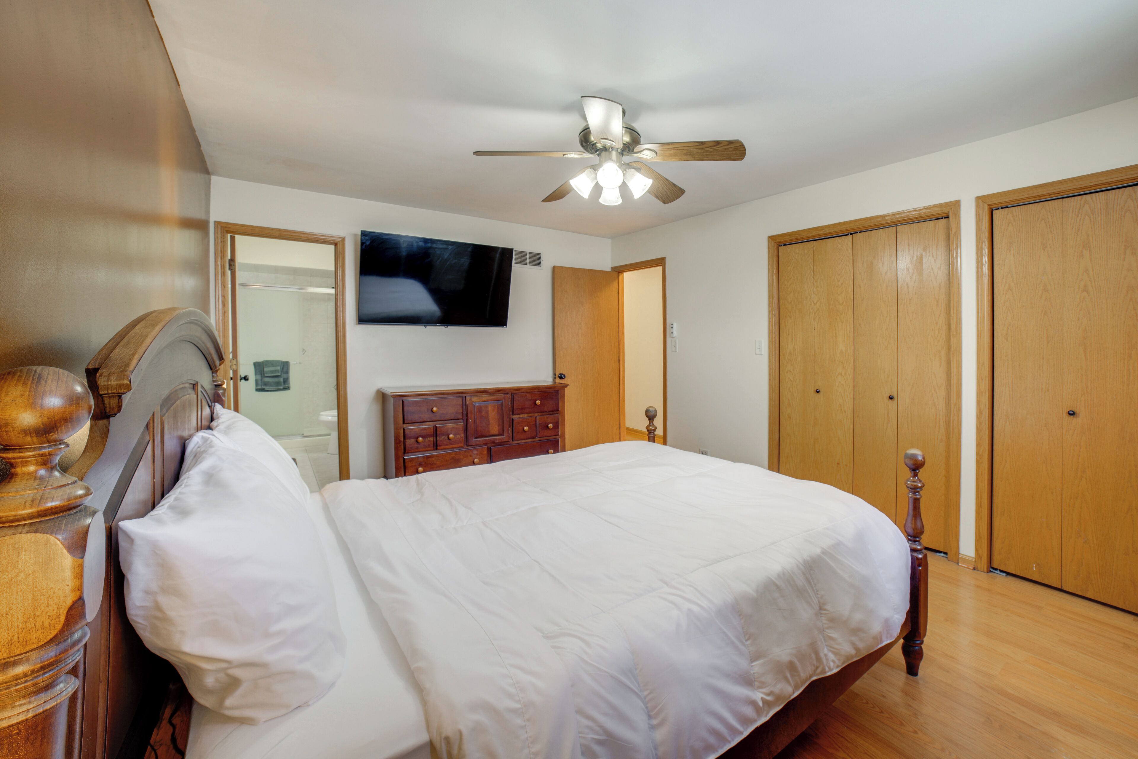 Bureau, fer et planche à repasser, accès Internet, draps fournis