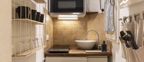 Réfrigérateur, micro-ondes, four