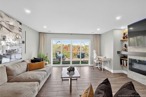 Smart TV, chimenea, videojuegos y tenis de mesa