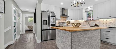 Kjøleskap, mikrobølgeovn, ovn og kokeplater