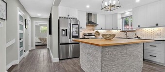 Luxury Home with Lakefront View + Hot tub