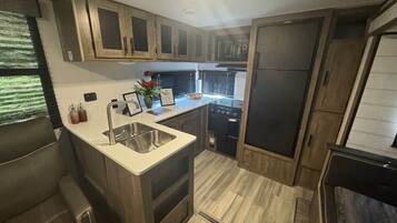 Kühlschrank, Mikrowelle, Ofen, Herdplatte