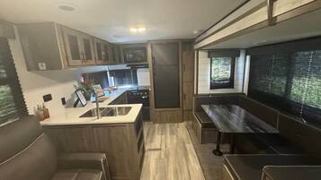 Refrigerador, microondas, horno y parrilla de estufa