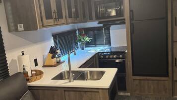 Een koelkast, een magnetron, een oven, een kookplaat