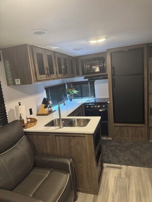 Een koelkast, een magnetron, een oven, een kookplaat