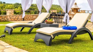 Outdoor dining - Impeccable 3-bed Villa in Anafonitria (Zakynthos)