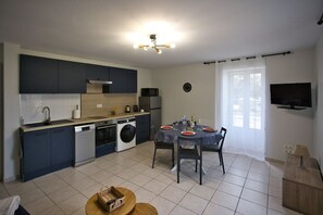 Fridge, microwave, oven, dishwasher - La Petite Escale: Parking & Central Location (La Rochelle)