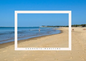 A beach with clear skies and calm waters. - Hostcare - La Petite Escale: Parking (La Rochelle)