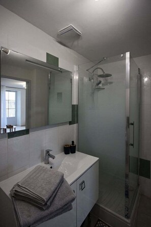 Shower, hair dryer - La Petite Escale: Parking & Central Location (La Rochelle)