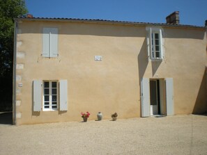 Exterior - La Petite Escale: Parking & Central Location (La Rochelle)