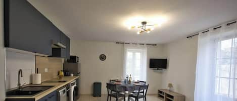 Jääkaappi, mikroaaltouuni, uuni, astianpesukone