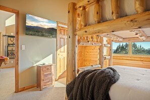 4 chambres, bureau, fer et planche à repasser, lit de bébé portatif