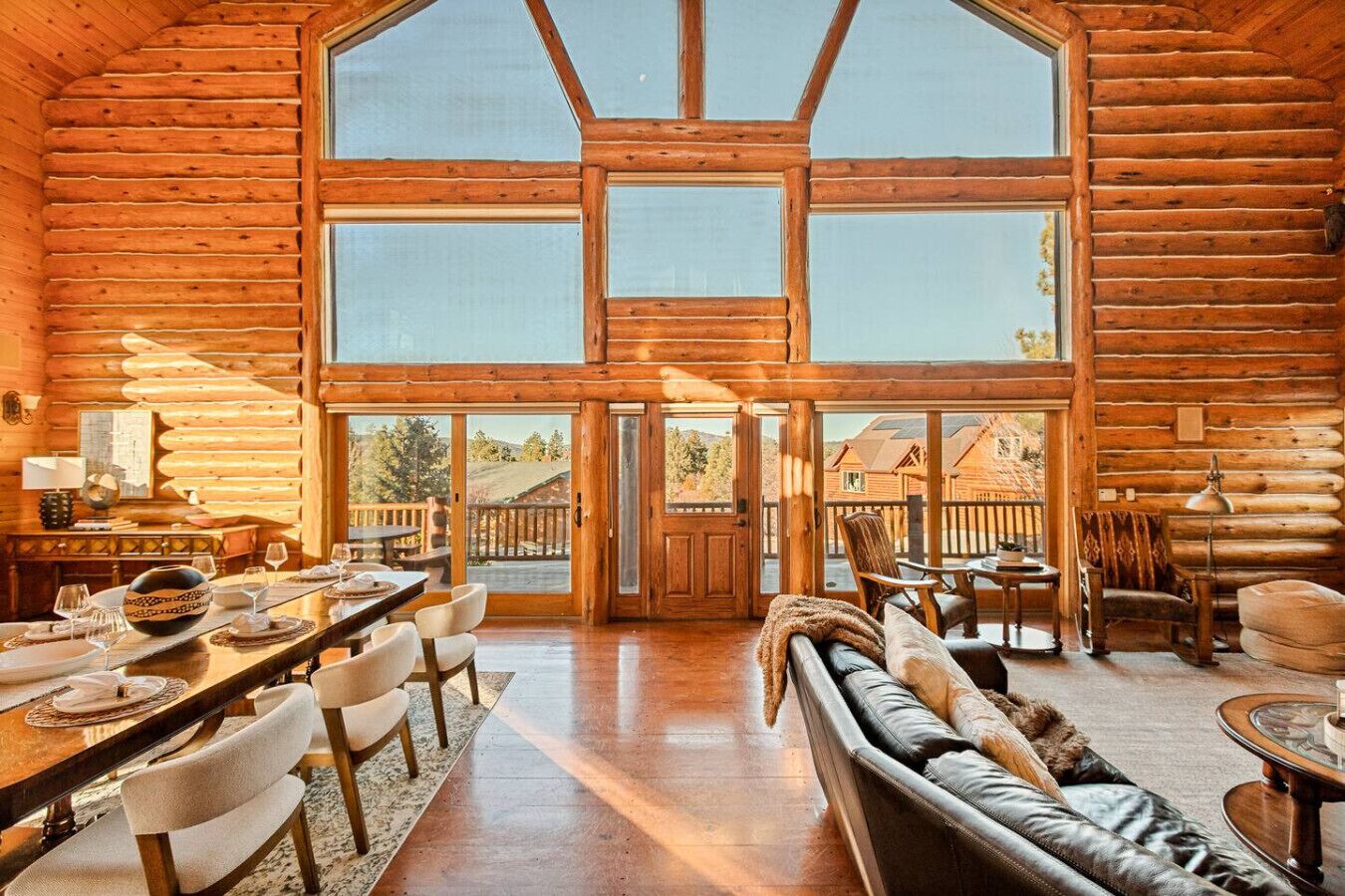 Télévision, cheminée, chaîne hi-fi