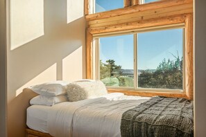 4 bedrooms, desk, iron/ironing board, travel cot - Hawk Ridge Chalet in Big Bear Lake (Big Bear Lake)