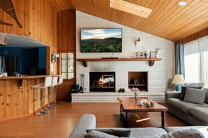 TV, fireplace, ping pong - Solstice Shores Chalet, Hot Tub and Lake Views (Fawnskin)
