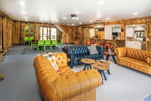 TV - Riverfront Barndominium, Incredible Outdoor Space! (Townsend)