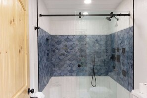 Shower, towels - Riverfront Barndominium, Incredible Outdoor Space! (Townsend)