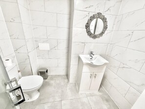 Douche, sèche-cheveux, serviettes fournies, savon