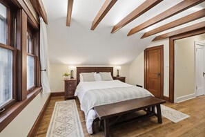 Iron/ironing board, WiFi, bed sheets - Firefly Cottage: Updated 4-bedroom, 2-bathroom house in Wauwatosa WI (Wauwatosa)