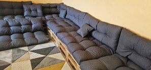 Interior - Birthdays, Holidays, Team Building, Group Rentals 1h Toulouse (Puymaurin)