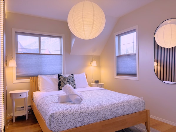 Iron/ironing board, free WiFi, bed sheets - Cozy Top-Floor Getaway with Rocky Mountain Views (Canmore)