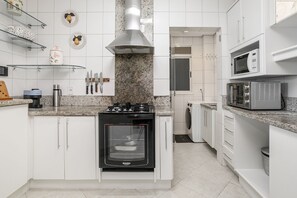Refrigerador, microondas, horno y cafetera y tetera 