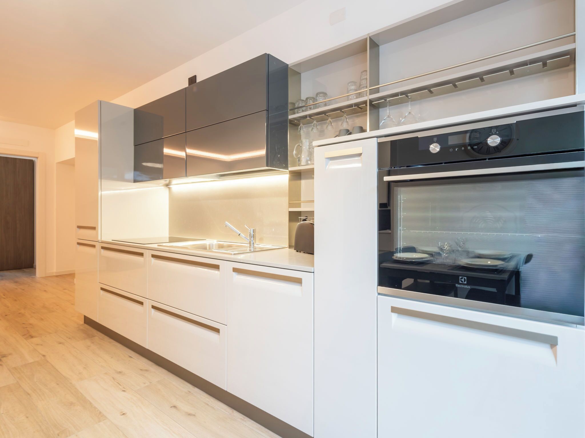 Kühlschrank, Mikrowelle, Ofen, Geschirrspüler
