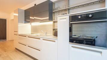 Kühlschrank, Mikrowelle, Ofen, Geschirrspüler