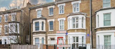 ด้านหน้าที่พัก