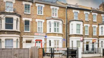 Mặt tiền nơi lưu trú