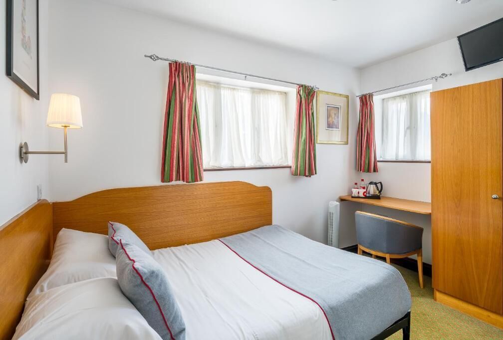 Habitación doble estándar | Caja de seguridad en la habitación y escritorio 