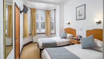 Phòng 2 giường đơn Tiêu chuẩn | Két bảo mật tại phòng, bàn, khu vực làm việc phù hợp cho laptop