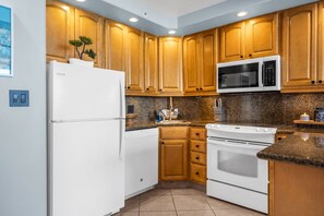 Private kitchen - Incredible Oceanfront Views - 6th Floor Retreat (Lahaina)