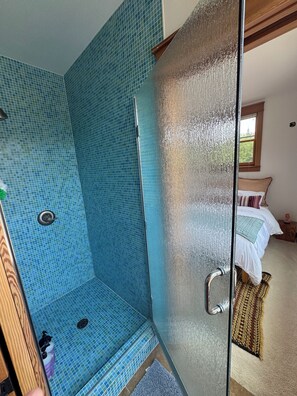 2 bedrooms, iron/ironing board, WiFi, bed sheets - Luxury In-Town Penthouse Suite with beachfront Park, Ocean View (Eastsound)