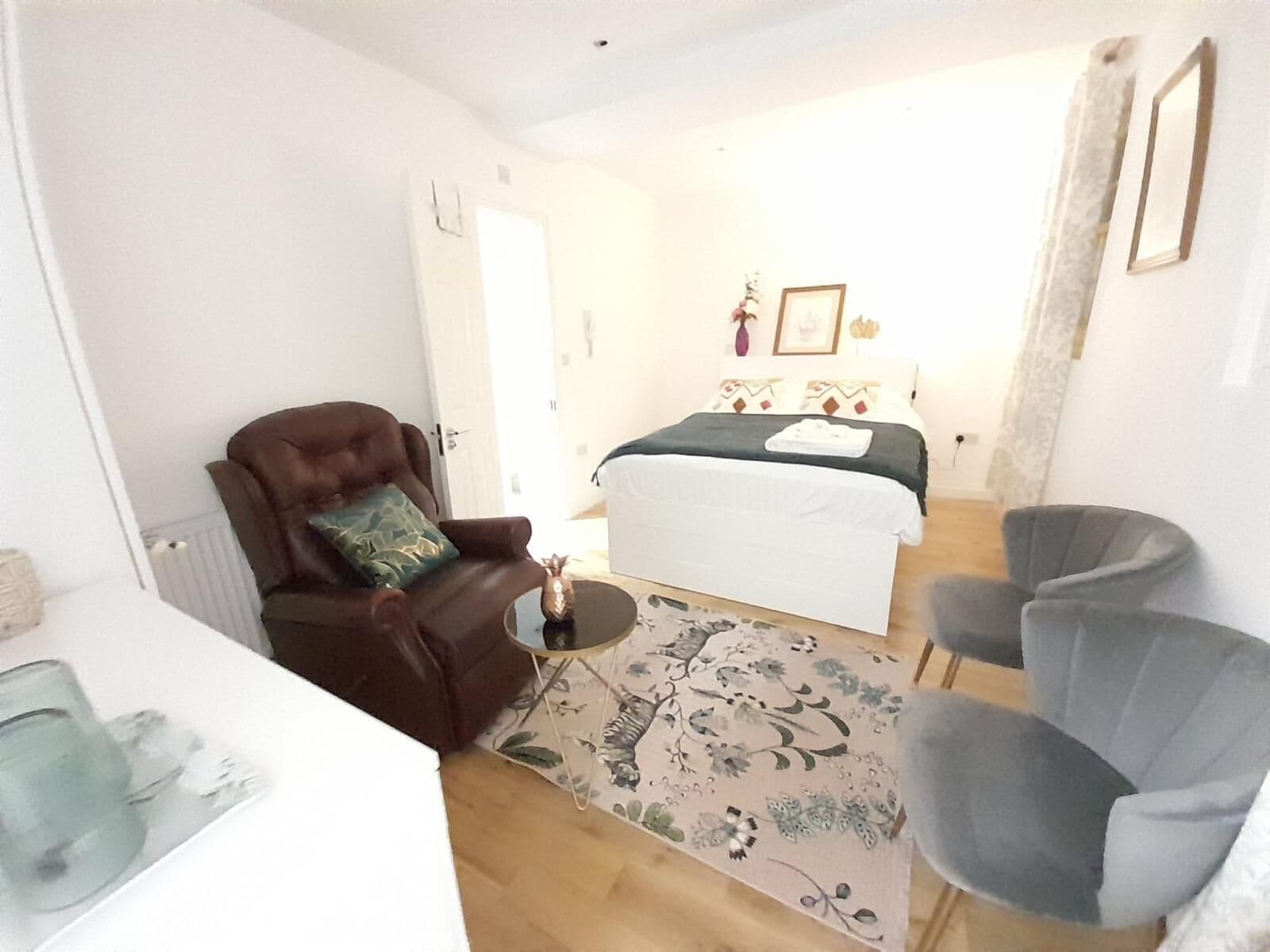 Iron/ironing board, WiFi, bed sheets