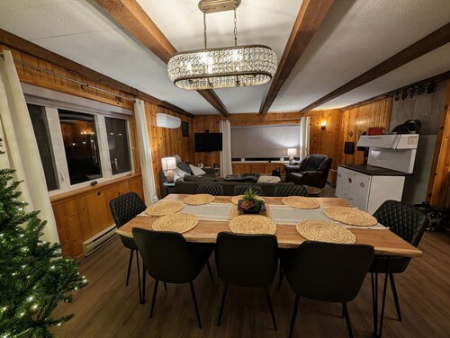 Lake front cottage 5 bedrooms, bright open concept living space