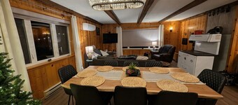 Lake front cottage 5 bedrooms, bright open concept living space