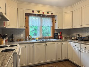 ثلاجة، ميكروويف، فرن، موقد طهي مسطح