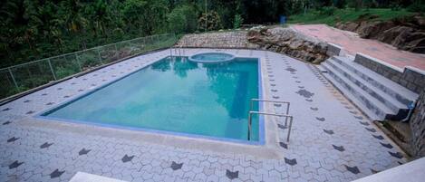 2 outdoor pools