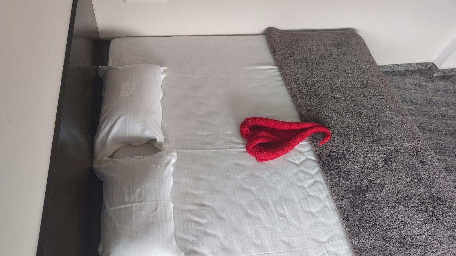 Superior Studio Suite | Desk, laptop workspace, free WiFi