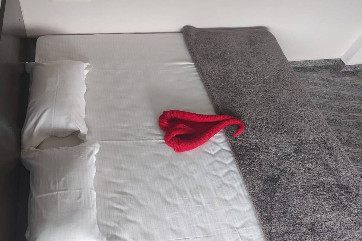 Superior Studio Suite | Desk, laptop workspace, WiFi (free)