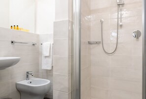 Doccia, bidet, asciugamani, shampoo