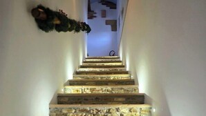 Una escalera de piedra que lleva a una plataforma con vista al cielo.
