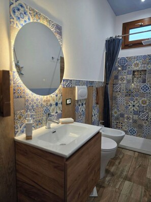 Shower, hair dryer, bidet, towels