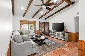 Living area - Chandler Southwest Gem w/Private Backyard Retreat! (Chandler)