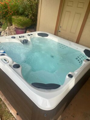 Outdoor spa tub - Chandler Southwest Gem w/Private Backyard Retreat! (Chandler)