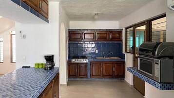 Coffee/tea maker, fridge, microwave, oven