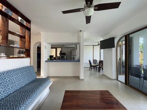 Smart TV, reproductor de DVD y libros 