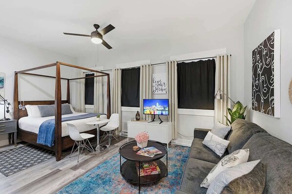 Een strijkplank/strijkijzer, gratis wifi, beddengoed